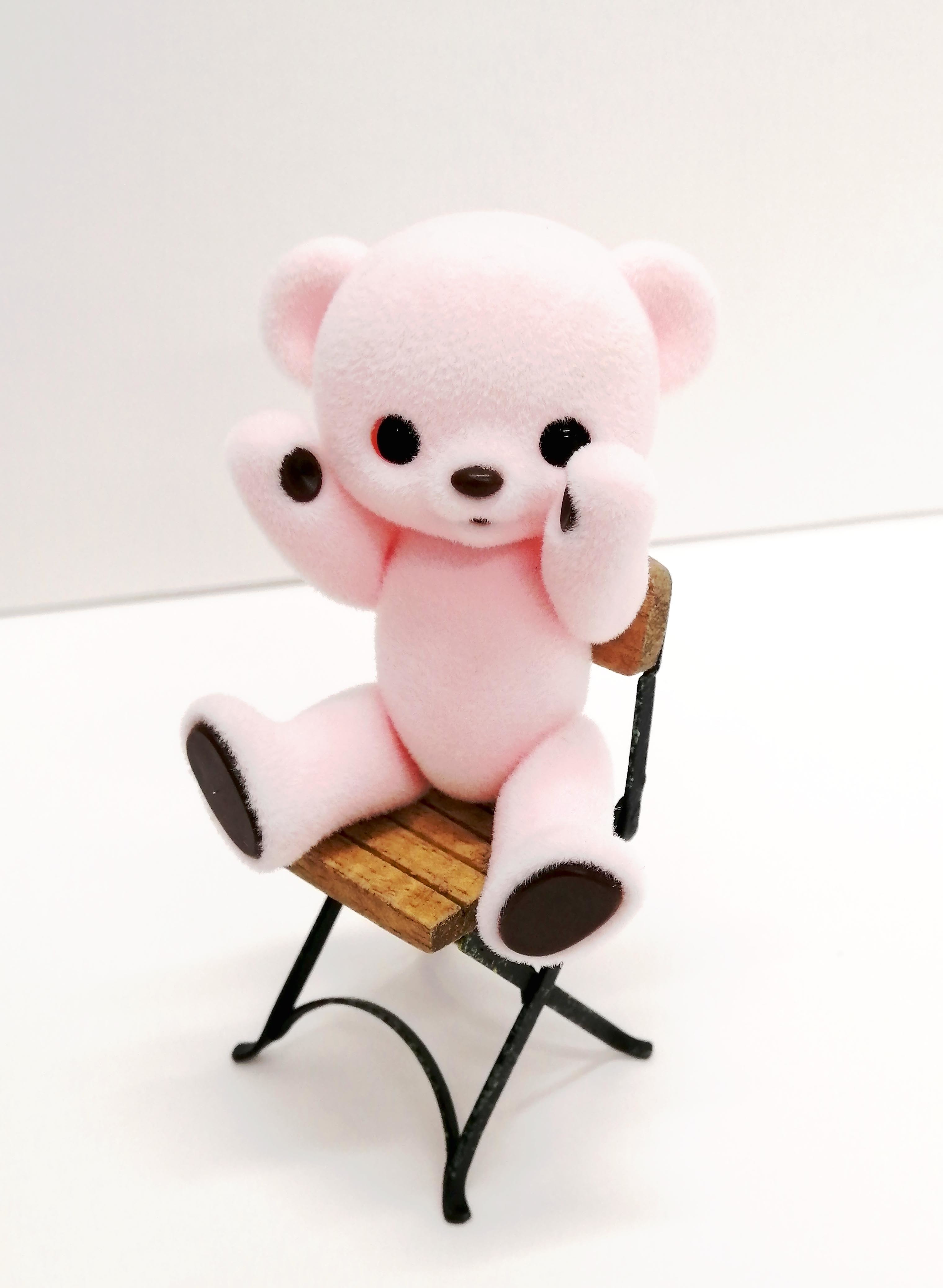 ピンクのクマと椅子