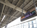 230503京都駅の新幹線ホームでのぞみを待つ