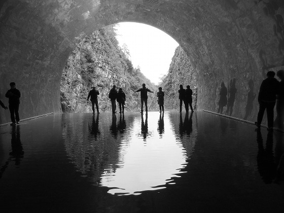 221104-1254清津峡の脇トンネルモノクローム