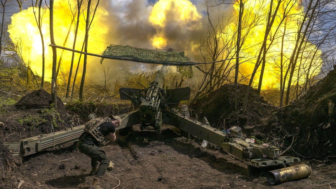 artillery fire on Donetsk front line