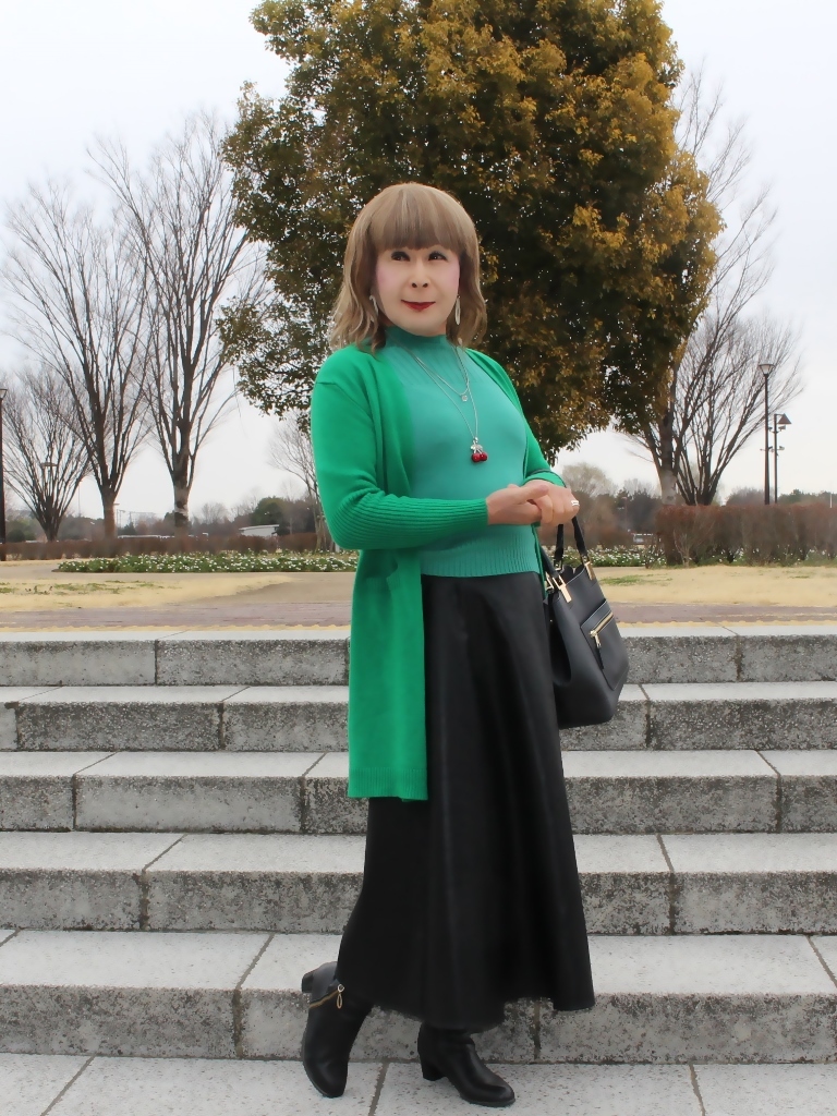 緑ロングカーデ黒レザーマキシスカートC(2)