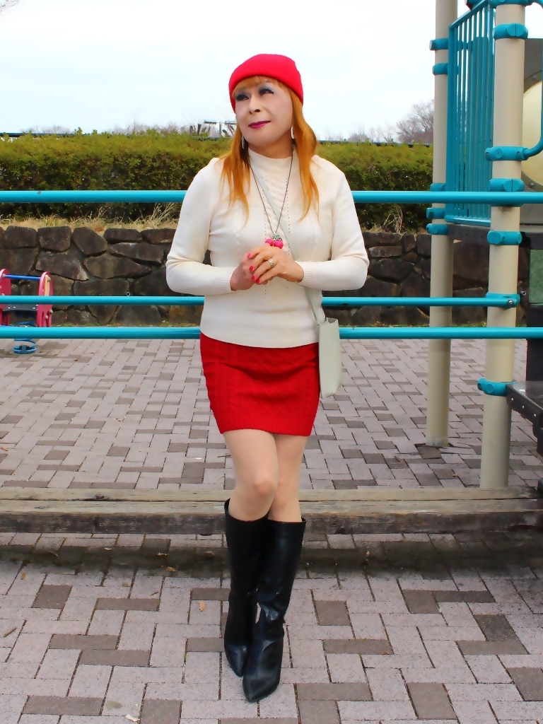 オフホワイトのセーターに赤色ニットミニスカート(2) - 星野愛(めぐみ 