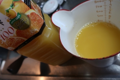 甘夏マーマレード作り　100%オレンジジュースを加える