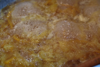甘夏マーマレード作り　アク抜いた皮、茶袋に入れた種、砂糖、オレンジジュースを煮る
