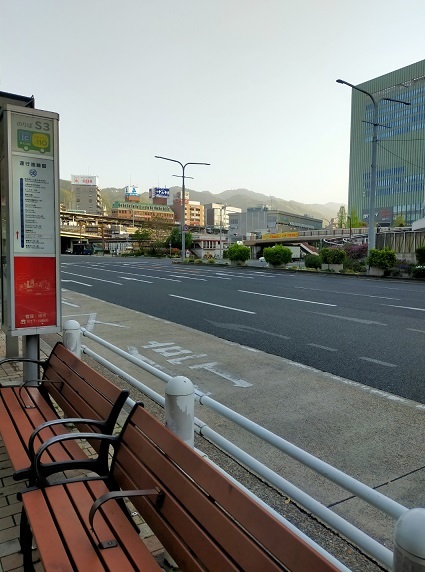 三宮駅前のバス停のベンチ Screenshot_2023-04-13-18-49-27-71