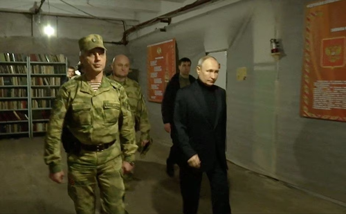 プーチン大統領、ウクライナ前線近くの部隊をサプライズ訪問