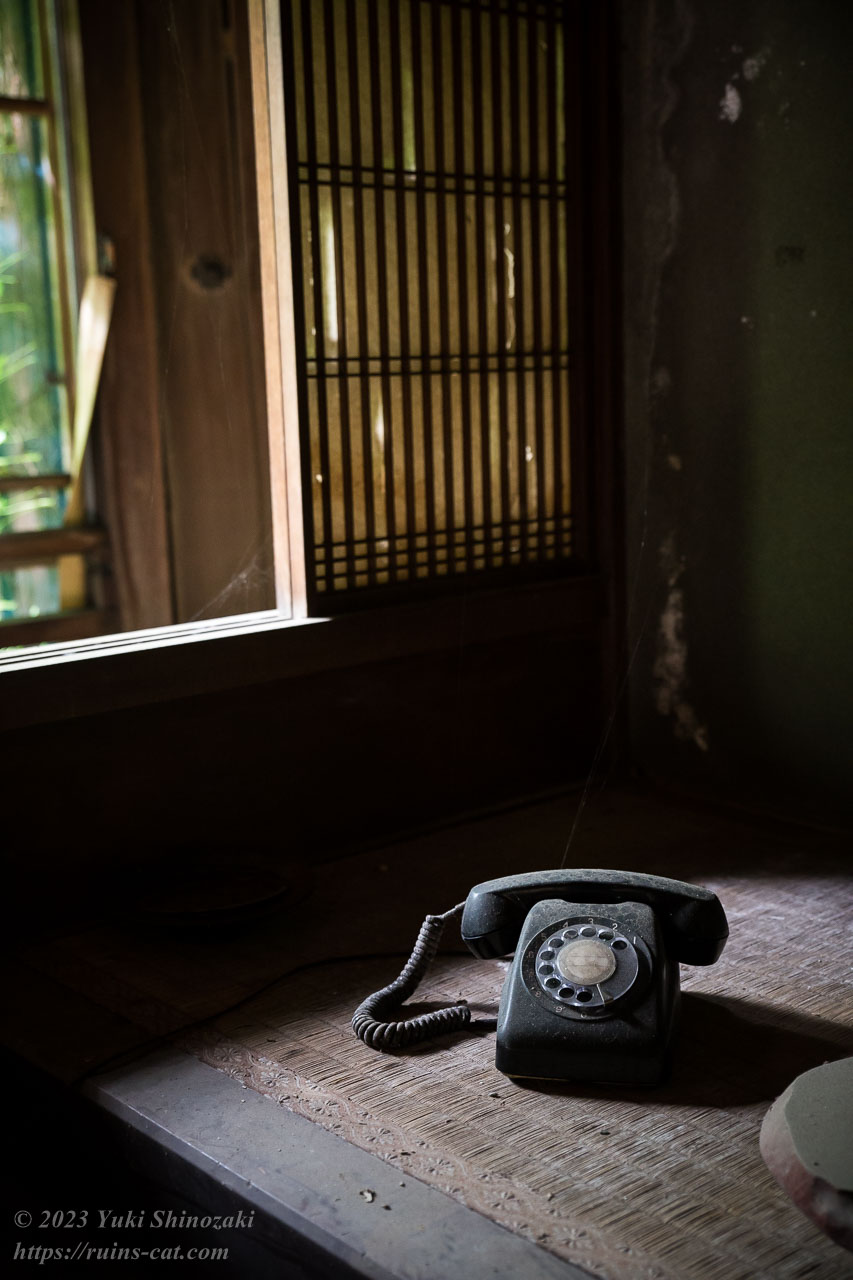 和室の一室と黒電話