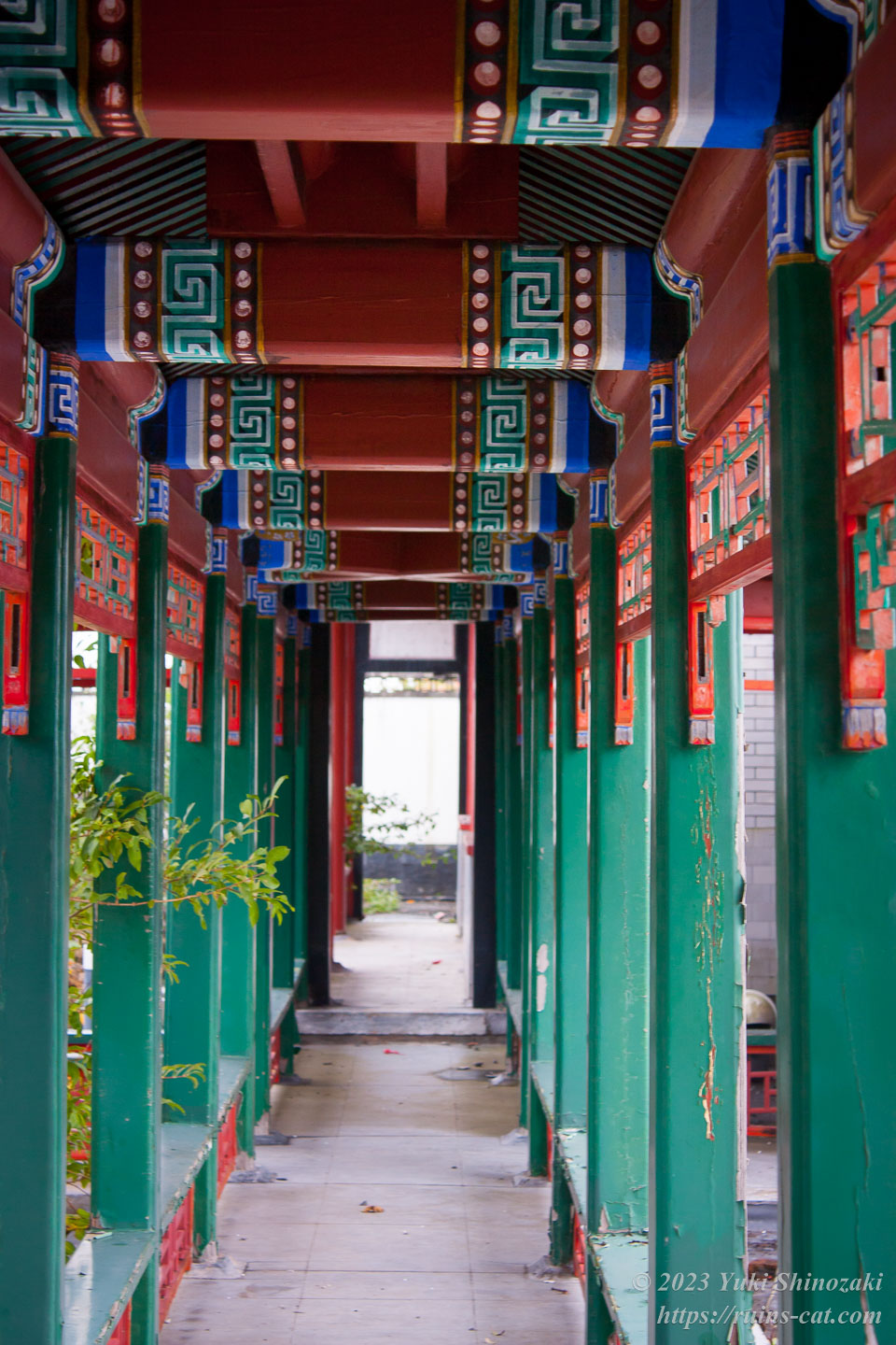 渡り廊下の屋根を支える柱は赤や青や緑で塗られている