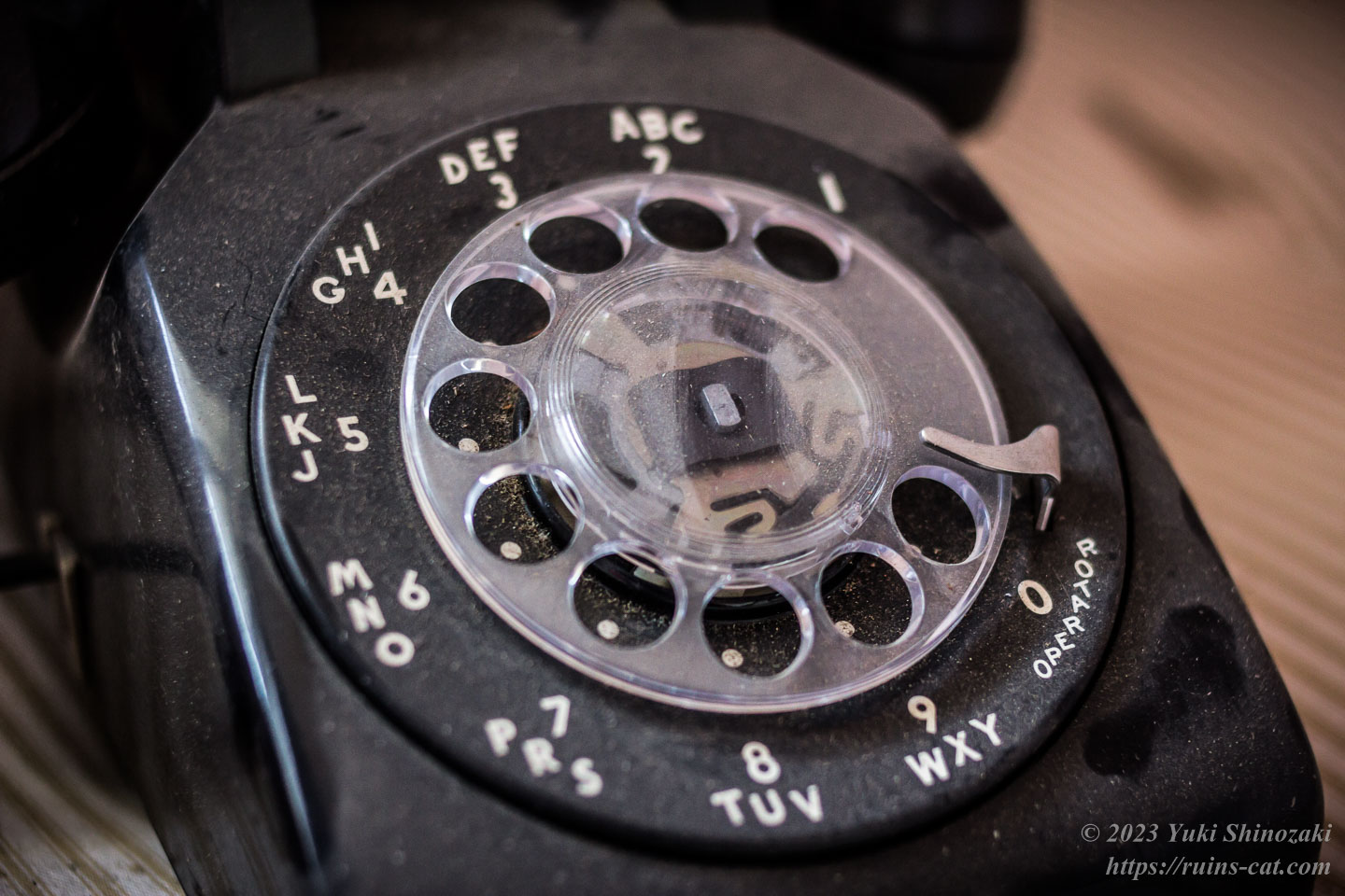 客室の黒電話。0番の位置にOPERATORと書かれている。