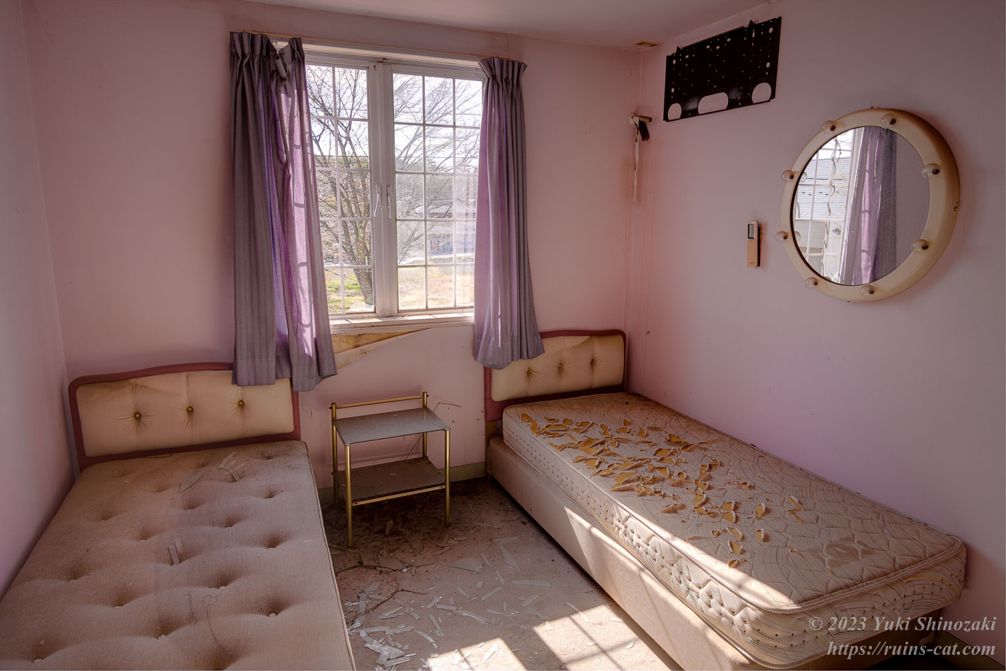 淡いピンク色の壁紙の客室