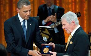 ホワイトハウスで時の大統領オバマから表彰されるバカラック（2012年）