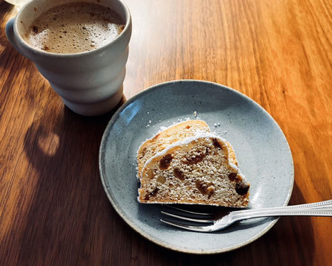 ティータイムのコーヒーとパウンドケーキ