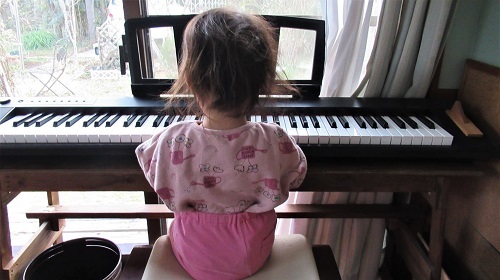 ピアノを弾くHちゃん